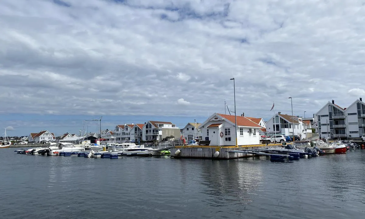Åkrehamn: {"base": "no", "no": "Gjesteplass p\u00e5 enden av brygga.", "se": "G\u00e4stplats vid \u00e4nden av bryggan.", "en": "Guest berth at the end of the pier.", "da": "G\u00e6steplads for enden af broen."}
