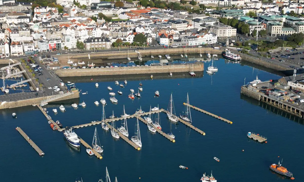 Victoria Marina - Guernsey: {"base": "no", "no": "Her blir ein losa inn til flytekai", "se": "H\u00e4r blir man lotsad in till flytbrygga", "en": "Here, one will be piloted to a floating dock", "da": "Her bliver man lodset ind til flydebro", "fr": "Ici, vous serez guid\u00e9 vers le quai flottant", "de": "Hier wird man zu einem Schwimmsteg geleitet", "es": "Aqu\u00ed se le guiar\u00e1 al muelle flotante", "it": "Qui verrai guidato fino al molo galleggiante", "pt": "Aqui ser\u00e1 um pilotado para o cais flutuante", "nl": "Hier wordt men naar een drijvende steiger geleid", "pl": "Tu zostaniesz pilotowany do p\u0142ywaj\u0105cego nabrze\u017ca", "uk": "\u0422\u0443\u0442 \u0432\u0430\u0441 \u0431\u0443\u0434\u0435 \u043f\u0440\u043e\u0432\u0435\u0434\u0435\u043d\u043e \u0434\u043e \u043f\u043b\u0430\u0432\u0443\u0447\u043e\u0433\u043e \u043f\u0440\u0438\u0447\u0430\u043b\u0443", "ro": "Aici e\u0219ti ghidat c\u0103tre pontonul plutitor", "tr": "Burada y\u00fczer r\u0131ht\u0131ma k\u0131lavuzluk yap\u0131lacakt\u0131r.", "el": "\u0395\u03b4\u03ce \u03b8\u03b1 \u03bf\u03b4\u03b7\u03b3\u03b7\u03b8\u03b5\u03af\u03c4\u03b5 \u03c3\u03b5 \u03c0\u03bb\u03c9\u03c4\u03ae \u03b1\u03c0\u03bf\u03b2\u03ac\u03b8\u03c1\u03b1", "cs": "Zde budete navedeni k plovouc\u00edmu molu", "hu": "Itt vontatnak be az \u00fasz\u00f3 m\u00f3l\u00f3ra", "fi": "T\u00e4\u00e4ll\u00e4 ohjataan kelluvalle laiturille", "bg": "\u0422\u0443\u043a \u0449\u0435 \u0431\u044a\u0434\u0435\u0442\u0435 \u043d\u0430\u0441\u043e\u0447\u0435\u043d\u0438 \u043a\u044a\u043c \u043f\u043b\u0430\u0432\u0430\u0442\u0435\u043b\u043d\u0438\u044f \u043f\u043e\u043d\u0442\u043e\u043d", "sr": "\u041e\u0432\u0434\u0435 \u045b\u0435 \u0432\u0430\u0441 \u0432\u043e\u0434\u0438\u0442\u0438 \u0434\u043e \u043f\u043b\u0443\u0442\u0430\u0458\u0443\u045b\u0435\u0433 \u043f\u0440\u0438\u0441\u0442\u0430\u043d\u0438\u0448\u0442\u0430", "et": "Siin juhatatakse teid ujuvkaile", "lv": "\u0160eit j\u016bs tiksiet ievests l\u012bdz peldo\u0161ajai piest\u0101tnei", "lt": "\u010cia jus bus nukreipti \u012f plaukiojan\u010di\u0105 prieplauk\u0105"}