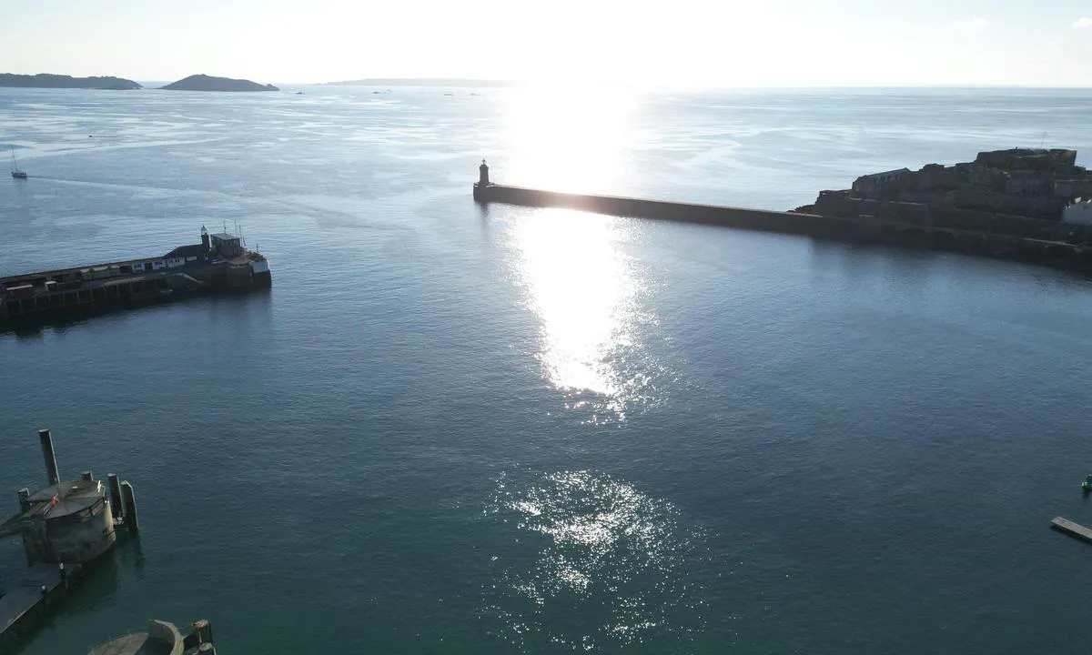 Victoria Marina - Guernsey: {"base": "no", "no": "Innseiling", "se": "Insegling", "en": "Approach", "da": "Indsejling", "fr": "Entr\u00e9e", "de": "Einfahrt", "es": "Acceso", "it": "Ingresso al porto", "pt": "Entrada do porto", "nl": "Invaart", "pl": "Podej\u015bcie do portu", "uk": "\u0412\u0445\u0456\u0434", "ro": "Intrare \u00een port", "tr": "Giri\u015f", "el": "\u0395\u03af\u03c3\u03bf\u03b4\u03bf\u03c2", "cs": "P\u0159\u00edjezd", "hu": "Behaj\u00f3z\u00e1s", "fi": "Sis\u00e4\u00e4najo", "bg": "\u0412\u0445\u043e\u0434", "sr": "\u0423\u043b\u0430\u0437", "et": "Sissep\u00e4\u00e4s", "lv": "Iebrauk\u0161ana", "lt": "\u012eplaukimas"}