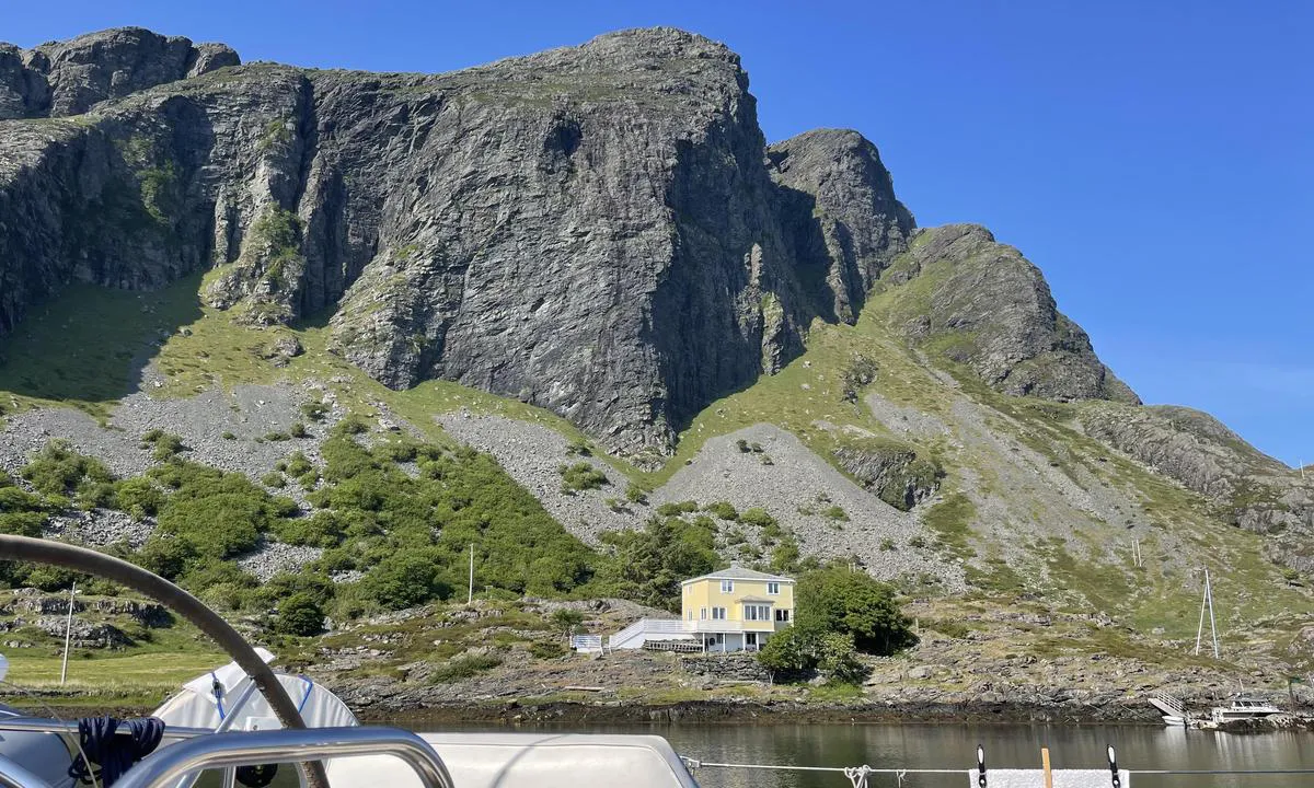 Alden - Norskehesten: {"base": "en", "no": "Utsikt fra ankringsplass bak liten steinete utstikker.", "se": "Utsikt fr\u00e5n ankarplatsen bakom liten klippig utv\u00e4xt.", "en": "View from anchorage behind small rocky outcrop.", "da": "Udsigt fra ankerpladsen bag sm\u00e5 klippefremspring."}