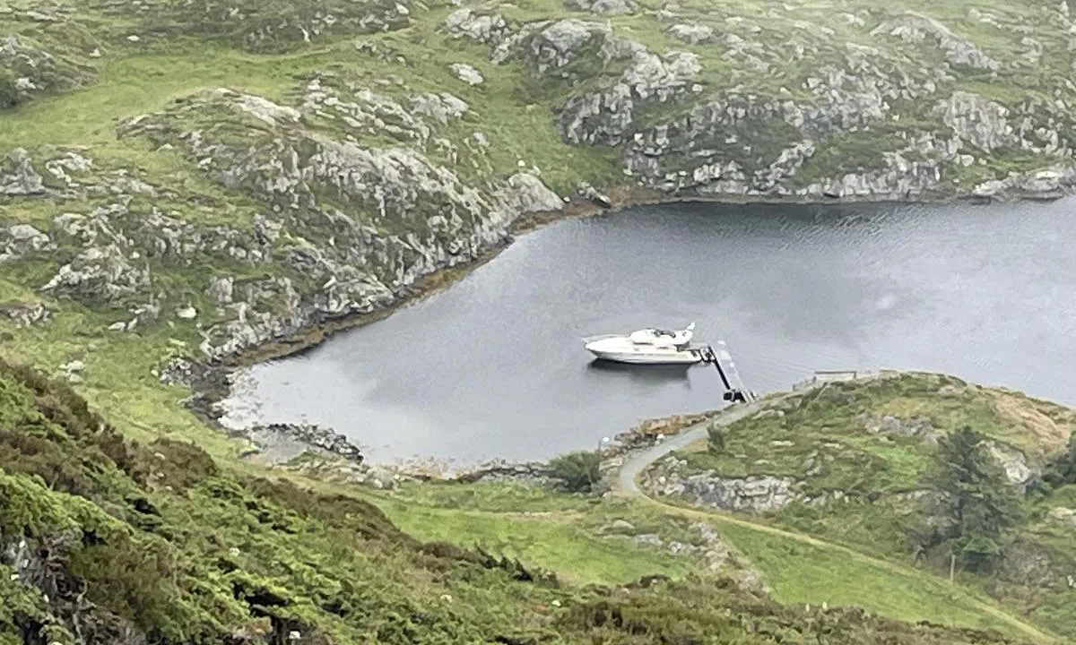 Alden - Norskehesten: {"base": "no", "no": "Fin havn med flytebrygge og god dybde. Driftes av det lokale idrettslaget. Kaivederlag i 2023 er kr 100,-", "se": "Fin hamn med flytbrygga och bra djup. Driftas av den lokala idrottsf\u00f6reningen. Kajavgift 2023 \u00e4r 100 kr,-", "en": "Nice harbour with floating dock and good depth. Operated by the local sports club. Dock fee in 2023 is NOK 100,-", "da": "Fin havn med flydebro og god dybde. Drives af den lokale idr\u00e6tsforening. Kajafgift i 2023 er kr. 100,-"}