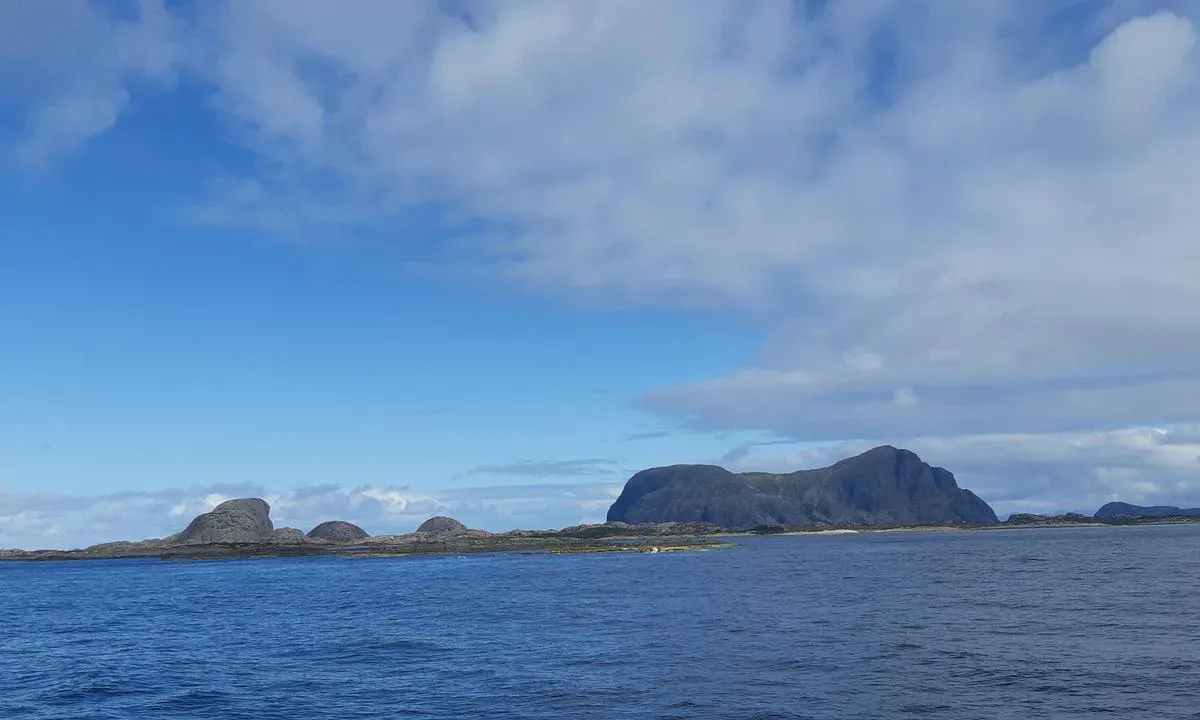 {"base": "no", "no": "Alden sett fra s\u00f8r.", "se": "Alden sedd fr\u00e5n s\u00f6der.", "en": "Alden seen from the south.", "da": "Alden set fra syd."}