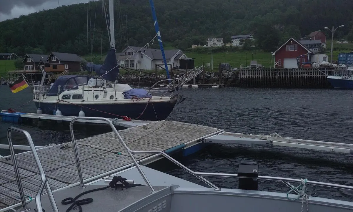 Aldersund Havn: {"base": "en", "no": "Gjestebrygge", "se": "G\u00e4stbrygga", "en": "Guestbridge", "da": "G\u00e6stebro", "fr": "Pont pour visiteurs", "de": "G\u00e4stebr\u00fccke", "es": "Puentedeinvitados", "it": "Ponte degli ospiti", "pt": "Ponte de Visitantes", "nl": "Gastensteiger", "pl": "Most go\u015bcinny", "uk": "\u0413\u043e\u0441\u0442\u044c\u043e\u0432\u0438\u0439 \u043f\u0456\u0440\u0441", "ro": "Ponton pentru oaspe\u021bi", "tr": "Misafir \u0130skelesi", "el": "\u0393\u03ad\u03c6\u03c5\u03c1\u03b1 \u0395\u03c0\u03b9\u03c3\u03ba\u03b5\u03c0\u03c4\u03ce\u03bd", "cs": "Most pro hosty", "hu": "Vend\u00e9gh\u00edd", "fi": "Vierasvenesilta", "bg": "\u041c\u043e\u0441\u0442 \u0437\u0430 \u0433\u043e\u0441\u0442\u0438", "sr": "Gosti ponton", "et": "K\u00fclalissild", "lv": "Viesu piest\u0101tne", "lt": "Sve\u010dio prieplauka"}