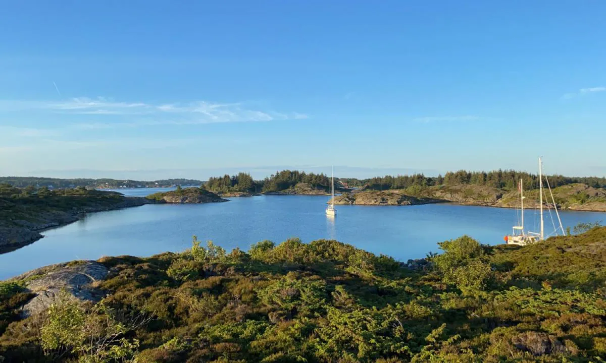 Ålesøya : Nydelig svaiplass i godvær. Vi fikk godt feste med det samme. Fin utsikt fra øyene rundt.