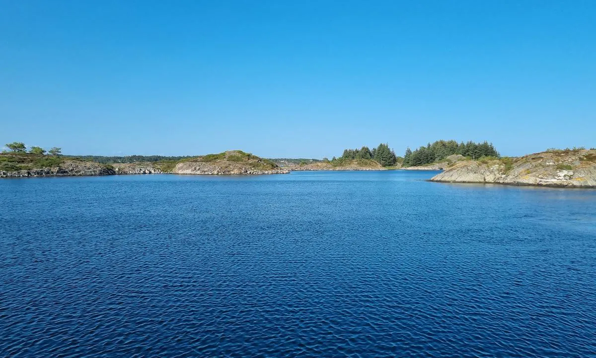 Ålesøya : Innseilingen i bakgrunnen.