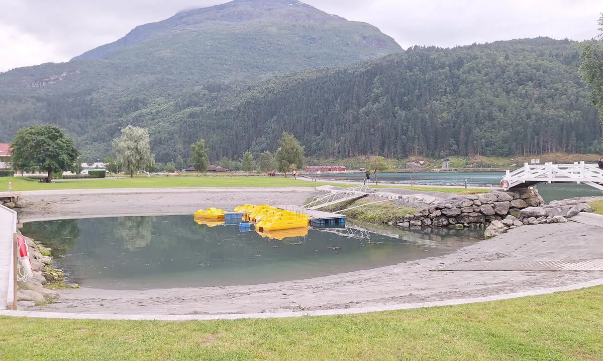 Alexandra Marina: {"base": "no", "no": "Badeplass/strand for barn. Tr\u00f8b\u00e5ter, kajakk, SUP, sykkelutleie.", "se": "Badplats/strand f\u00f6r barn. Tram-pedalb\u00e5tar, kajak, SUP, cykeluthyrning.", "en": "Bathing area/beach for children. Pedal boats, kayak, SUP, bicycle rental.", "da": "Badeplads/strand for b\u00f8rn. Tr\u00e6de-b\u00e5de, kajak, SUP, cykeludlejning.", "fr": "Plage/aire de baignade pour enfants. P\u00e9dalos, kayak, SUP, location de v\u00e9los.", "de": "Badestrand f\u00fcr Kinder. Tretboote, Kajak, SUP, Fahrradverleih.", "es": "Lugar de ba\u00f1o/playa para ni\u00f1os. Botes a pedal, kayak, SUP, alquiler de bicicletas.", "it": "Spiaggia/balneazione per bambini. Pedal\u00f2, kayak, SUP, noleggio biciclette.", "pt": "Praia/\u00e1rea de banho para crian\u00e7as. Barcos a pedal, caiaque, SUP, aluguel de bicicletas.", "nl": "Zwemplek/strand voor kinderen. Waterfietsen, kajak, SUP, fietsverhuur.", "pl": "Miejsce do k\u0105pieli/pla\u017ca dla dzieci. \u0141odzie peda\u0142owe, kajaki, SUP, wypo\u017cyczalnia rower\u00f3w.", "uk": "\u041c\u0456\u0441\u0446\u0435 \u0434\u043b\u044f \u043a\u0443\u043f\u0430\u043d\u043d\u044f/\u043f\u043b\u044f\u0436 \u0434\u043b\u044f \u0434\u0456\u0442\u0435\u0439. \u0412\u043e\u0434\u043d\u0456 \u0432\u0435\u043b\u043e\u0441\u0438\u043f\u0435\u0434\u0438, \u043a\u0430\u044f\u043a\u0438, SUP, \u043f\u0440\u043e\u043a\u0430\u0442 \u0432\u0435\u043b\u043e\u0441\u0438\u043f\u0435\u0434\u0456\u0432.", "ro": "Plaj\u0103 pentru copii. B\u0103rci cu pedale, caiac, SUP, \u00eenchiriere biciclete.", "tr": "\u00c7ocuklar i\u00e7in y\u00fczme alan\u0131/plaj. Pedall\u0131 botlar, kano, SUP, bisiklet kiralama.", "el": "\u03a0\u03b5\u03c1\u03b9\u03bf\u03c7\u03ae \u03ba\u03bf\u03bb\u03cd\u03bc\u03b2\u03b7\u03c3\u03b7\u03c2/\u03c0\u03b1\u03c1\u03b1\u03bb\u03af\u03b1 \u03b3\u03b9\u03b1 \u03c0\u03b1\u03b9\u03b4\u03b9\u03ac. \u03a0\u03bf\u03b4\u03ae\u03bb\u03b1\u03c4\u03b1 \u03bc\u03b5 \u03c0\u03b5\u03bd\u03c4\u03ac\u03bb, \u03ba\u03b1\u03b3\u03b9\u03ac\u03ba, SUP, \u03b5\u03bd\u03bf\u03b9\u03ba\u03af\u03b1\u03c3\u03b7 \u03c0\u03bf\u03b4\u03b7\u03bb\u03ac\u03c4\u03c9\u03bd.", "cs": "Koupali\u0161t\u011b/pl\u00e1\u017e pro d\u011bti. \u0160lapadlo, kajak, SUP, p\u016fj\u010dovna kol.", "hu": "Strandf\u00fcrd\u0151/strand gyerekeknek. V\u00edzibiciklik, kajakok, SUP, ker\u00e9kp\u00e1rk\u00f6lcs\u00f6nz\u00e9s.", "fi": "Uimapaikka/ranta lapsille. Polkuveneet, kajakit, SUP-laudat, polkupy\u00f6rien vuokraus.", "bg": "\u041f\u043b\u0430\u0436/\u043f\u043b\u0430\u0436 \u0437\u0430 \u0434\u0435\u0446\u0430. \u041a\u0430\u044f\u043a, SUP (\u0441\u0442\u043e\u0439\u043a\u0430 \u0441 \u0433\u0440\u0435\u0431\u043b\u043e), \u043d\u0430\u0435\u043c \u043d\u0430 \u0432\u0435\u043b\u043e\u0441\u0438\u043f\u0435\u0434\u0438.", "sr": "Kupali\u0161te/pla\u017ea za decu. Pedaline, kajak, SUP, iznajmljivanje bicikala.", "et": "Laste ujumisrand/rand. K\u00e4ruveskid, kajakid, SUP, jalgrataste rent.", "lv": "Peldvieta/pludmale b\u0113rniem. Ped\u0101\u013claivas, kajaki, SUP, velosip\u0113du noma.", "lt": "Vieta maudyn\u0117ms/papl\u016bdimys vaikams. Vandens dvira\u010diai, baidar\u0117s, irklent\u0117s, dvira\u010di\u0173 nuoma."}