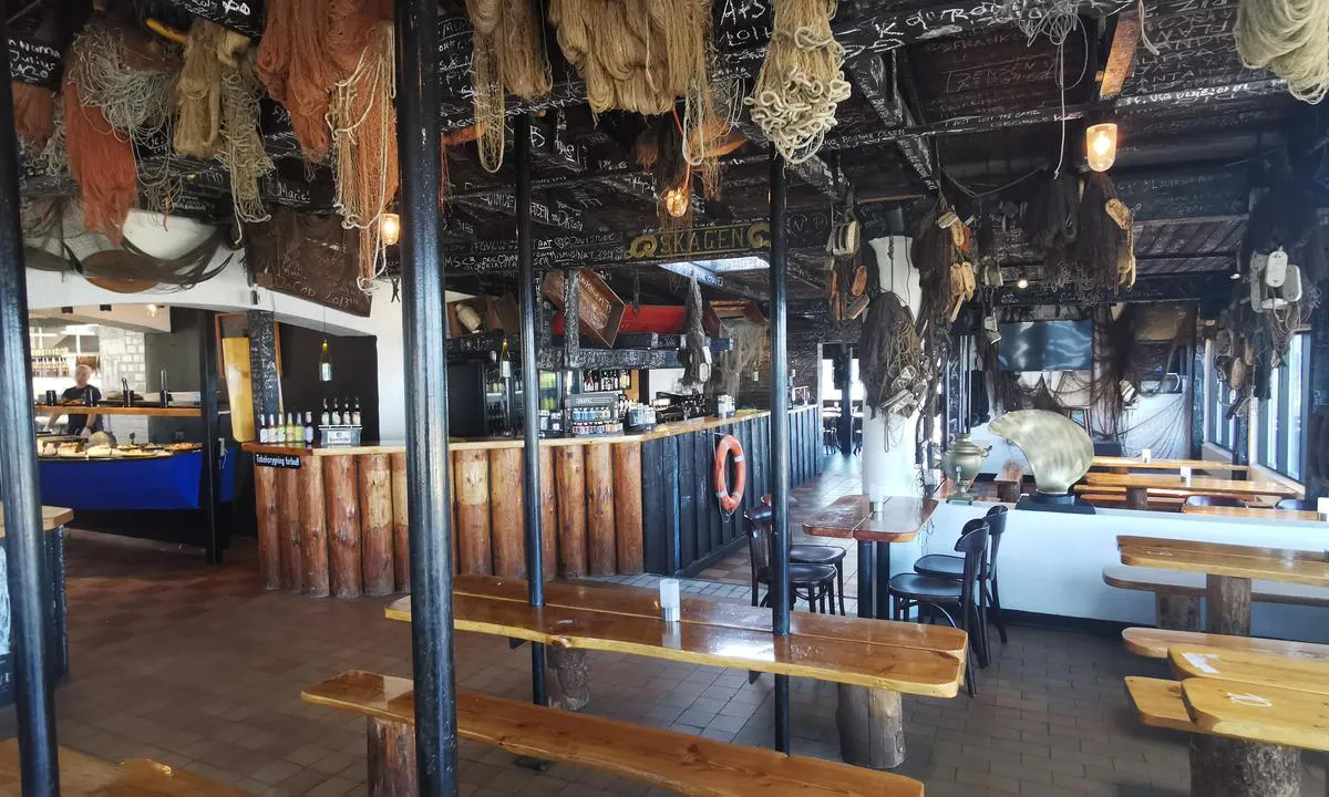 {"base": "de", "no": "Fiskebuffet Spis s\u00e5 mye fisk man kan spise i Allinge R\u00f8geri", "se": "Fiskbuff\u00e9 \u00c4t s\u00e5 mycket fisk man orkar i Allinge R\u00f8geri", "en": "Fish buffet - Eat as much fish as you can at the Allinge Smokehouse", "da": "Fiskebuffet - Spis s\u00e5 meget du kan p\u00e5 Allinge R\u00f8geri", "fr": "Buffet de poissons \u00e0 volont\u00e9 au fumoir d'Allinge", "de": "Fisch B\u00fcfett Fich so viel man essen kann in der Allinge R\u00f8geri", "es": "Buffet de pescado come todo lo que puedas en la Ahumader\u00eda de Allinge", "it": "Buffet di pesce Mangia quanto pesce puoi al Allinge R\u00f8geri", "pt": "Buffet de peixes Coma o quanto puder na Allinge R\u00f8geri", "nl": "Visbuffet Eet zoveel vis als je kunt in de Allinge R\u00f8geri", "pl": "Bufet rybny Ryby, ile mo\u017cna zje\u015b\u0107 w Allinge R\u00f8geri", "uk": "\u0420\u0438\u0431\u043d\u0438\u0439 \u0431\u0443\u0444\u0435\u0442 \u0407\u0436\u0442\u0435 \u0441\u0442\u0456\u043b\u044c\u043a\u0438 \u0440\u0438\u0431\u0438, \u0441\u043a\u0456\u043b\u044c\u043a\u0438 \u0437\u043c\u043e\u0436\u0435\u0442\u0435, \u0443 Allinge R\u00f8geri", "ro": "Bufet de pe\u0219te: M\u0103n\u00e2nc\u0103 c\u00e2t po\u021bi la Allinge R\u00f8geri", "tr": "Bal\u0131k B\u00fcfesi Allinge R\u00f8geri'de ki\u015fi ba\u015f\u0131 yiyebildi\u011fin kadar bal\u0131k", "el": "\u039c\u03c0\u03bf\u03c5\u03c6\u03ad\u03c2 \u03bc\u03b5 \u03c8\u03ac\u03c1\u03b9\u03b1 - \u03c8\u03ac\u03c1\u03b9\u03b1 \u03cc\u03c3\u03bf \u03bc\u03c0\u03bf\u03c1\u03b5\u03af \u03bd\u03b1 \u03c6\u03ac\u03b5\u03b9 \u03ba\u03b1\u03bd\u03b5\u03af\u03c2 \u03c3\u03c4\u03bf \u039a\u03b1\u03c0\u03bd\u03b9\u03c3\u03c4\u03ae\u03c1\u03b9\u03bf Allinge", "cs": "Ryb\u00ed bufet Jezte tolik, kolik m\u016f\u017eete, v Allinge R\u00f8geri", "hu": "Halb\u00fcf\u00e9 Hal, amennyit csak enni tud az Allinge f\u00fcst\u00f6l\u0151ben", "fi": "Kala-buffet <br> Sy\u00f6 niin paljon kuin jaksat Allingen savustamossa", "bg": "\u0420\u0438\u0431\u0435\u043d \u0431\u044e\u0444\u0435\u0442 \u0420\u0438\u0431\u0430 \u0442\u043e\u043b\u043a\u043e\u0432\u0430, \u043a\u043e\u043b\u043a\u043e\u0442\u043e \u043c\u043e\u0436\u0435 \u0434\u0430 \u0441\u0435 \u044f\u0434\u0435 \u0432 Allinge R\u00f8geri", "sr": "\u0420\u0438\u0431\u0459\u0438 \u0431\u0443\u0444\u0435\u0442 \u0408\u0435\u0434\u0438\u0442\u0435 \u0440\u0438\u0431\u0443 \u043a\u043e\u043b\u0438\u043a\u043e \u0433\u043e\u0434 \u0436\u0435\u043b\u0438\u0442\u0435 \u0443 Allinge R\u00f8geri", "et": "Kalas\u00f6\u00f6k s\u00f6\u00f6 nii palju kui suudad Allinge suitsutamiskojas", "lv": "Zivju bufete \u0112d zivis cik vien var Allinge K\u016bpin\u0101tav\u0101", "lt": "\u017duvies bufetas \u017duvies tiek, kiek tik galima suvalgyti, Alinge r\u016bkykloje"}