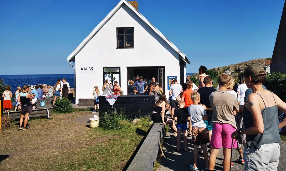 {"base": "de", "no": "Her finner du den beste isen i Allinge Sandvik p\u00e5 vei til stranden", "se": "H\u00e4r finns den b\u00e4sta glassen i Allinge Sandvik p\u00e5 v\u00e4g till stranden", "en": "Here you will find the best ice cream in Allinge Sandvik on the way to the beach", "da": "Her er den bedste is i Allinge Sandvig p\u00e5 vej til stranden", "fr": "Ici, on trouve les meilleures glaces d'Allinge Sandvik sur le chemin de la plage", "de": "Hier gibt es das beste Eis in Allinge Sandvik auf den Weg zum Strand", "es": "Aqu\u00ed encuentras el mejor helado de Allinge Sandvik en el camino hacia la playa", "it": "Qui c'\u00e8 il miglior gelato di Allinge Sandvik sulla strada per la spiaggia", "pt": "Aqui est\u00e1 o melhor sorvete de Allinge Sandvik a caminho da praia", "nl": "Hier is het beste ijs in Allinge Sandvik op weg naar het strand", "pl": "Tutaj znajdziesz najlepsze lody w Allinge Sandvik w drodze na pla\u017c\u0119", "uk": "\u0422\u0443\u0442 \u043c\u043e\u0436\u043d\u0430 \u0437\u043d\u0430\u0439\u0442\u0438 \u043d\u0430\u0439\u043a\u0440\u0430\u0449\u0435 \u043c\u043e\u0440\u043e\u0437\u0438\u0432\u043e \u0432 \u0410\u043b\u043b\u0456\u043d\u0433\u0435 \u0421\u0430\u043d\u0434\u0432\u0456\u043a \u043f\u043e \u0434\u043e\u0440\u043e\u0437\u0456 \u0434\u043e \u043f\u043b\u044f\u0436\u0443", "ro": "Aici g\u0103se\u0219ti cea mai bun\u0103 \u00eenghe\u021bat\u0103 din Allinge Sandvik pe drumul spre plaj\u0103", "tr": "Bu yol boyunca, Allinge Sandvik'deki plaj\u0131n en iyi dondurmas\u0131 burada bulunur.", "el": "\u0395\u03b4\u03ce \u03c5\u03c0\u03ac\u03c1\u03c7\u03b5\u03b9 \u03c4\u03bf \u03ba\u03b1\u03bb\u03cd\u03c4\u03b5\u03c1\u03bf \u03c0\u03b1\u03b3\u03c9\u03c4\u03cc \u03c3\u03c4\u03bf Allinge Sandvik \u03ba\u03b1\u03b8\u03bf\u03b4\u03cc\u03bd \u03c0\u03c1\u03bf\u03c2 \u03c4\u03b7\u03bd \u03c0\u03b1\u03c1\u03b1\u03bb\u03af\u03b1", "cs": "Tady je nejlep\u0161\u00ed zmrzlina v Allinge Sandvik na cest\u011b k pl\u00e1\u017ei", "hu": "Itt van a legjobb fagylalt Allinge Sandvikben a strand fel\u00e9 vezet\u0151 \u00faton", "fi": "T\u00e4\u00e4ll\u00e4 on parasta j\u00e4\u00e4tel\u00f6\u00e4 Allinge Sandvikissa matkalla rannalle", "bg": "\u0422\u0443\u043a \u0438\u043c\u0430 \u043d\u0430\u0439-\u0434\u043e\u0431\u0440\u0438\u044f \u0441\u043b\u0430\u0434\u043e\u043b\u0435\u0434 \u0432 \u0410\u043b\u0438\u043d\u0433\u0435 \u0421\u0430\u043d\u0434\u0432\u0438\u043a \u043f\u043e \u043f\u044a\u0442\u044f \u043a\u044a\u043c \u043f\u043b\u0430\u0436\u0430", "sr": "Ovde mo\u017eete prona\u0107i najbolji sladoled u Allinge Sandvik na putu ka pla\u017ei", "et": "Siin on Allinge Sandvikis parim j\u00e4\u00e4tis teel randa", "lv": "\u0160eit ir lab\u0101k\u0101 sald\u0113juma vieta Allinge Sandvik ce\u013c\u0101 uz pludmali", "lt": "\u010cia yra geriausi ledai Allinge Sandvik pakeliui \u012f papl\u016bdim\u012f"}