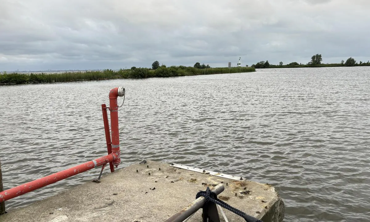 Almere Vluchthaven: {"base": "en", "no": "Fra enden av den flytende bryggen", "se": "Fr\u00e5n slutet av den flytande bryggan", "en": "From the end of the floating jetty", "da": "Fra enden af den flydende mole"}