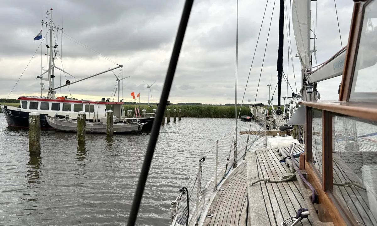 Almere Vluchthaven: {"base": "en", "no": "Utsikt fra b\u00e5t p\u00e5 enden av brygga og inn mot land. Du ser p\u00e5lene i vannet.", "se": "<p>Vy fr\u00e5n b\u00e5ten i slutet av bryggan och in mot land. Du ser p\u00e5larna i vattnet.</p>", "en": "View from boat in the end of the jetty and in to land. You see the poles in the water.", "da": "Udsigt fra b\u00e5d for enden af molen og ind mod land. Du ser p\u00e6lene i vandet."}