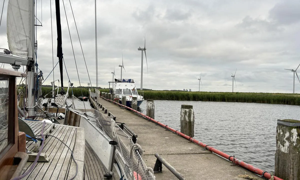 Almere Vluchthaven: {"base": "en", "no": "B\u00e5t fort\u00f8yd ved flytebryggen.", "se": "B\u00e5t f\u00f6rt\u00f6jd vid den flytande bryggan.", "en": "Boat moored beside the floating jetty.", "da": "B\u00e5d fort\u00f8jet ved den flydende bro."}
