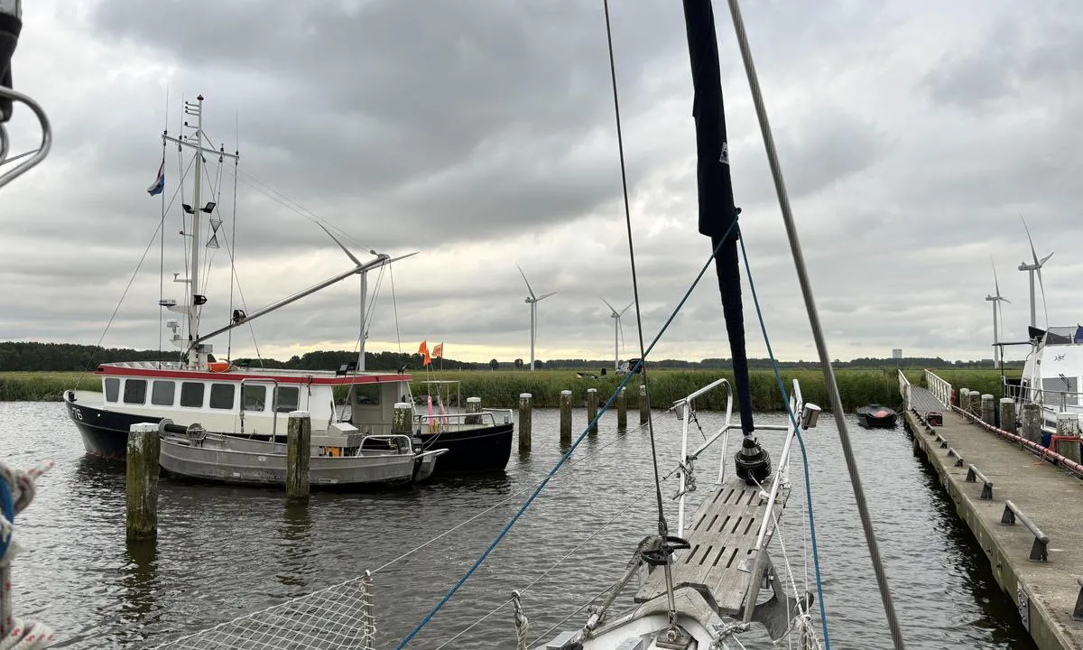 Almere Vluchthaven: {"base": "en", "no": "utsikt over bryggen, motorveien og vindparken", "se": "utsikt \u00f6ver bryggan, motorv\u00e4gen och vindparken", "en": "view over the jetty, the motorway and the windpark", "da": "udsigt over molen, motorvejen og vindm\u00f8lleparken"}