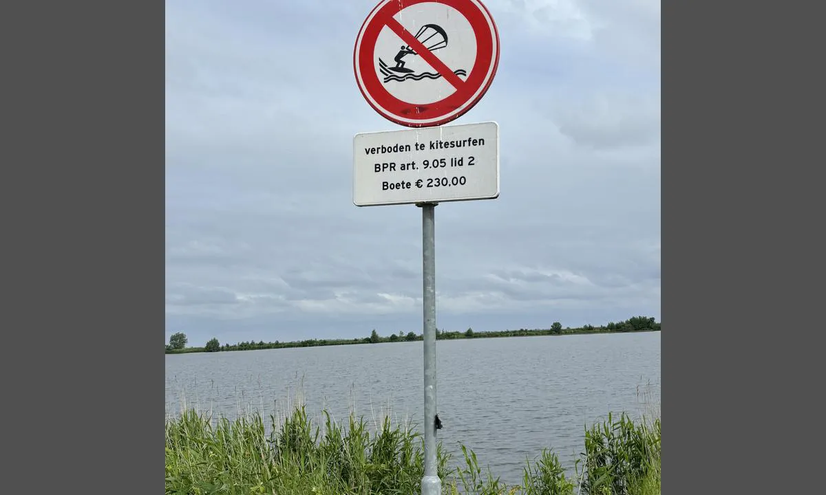 Almere Vluchthaven: {"base": "en", "no": "Det st\u00e5r forbudt \u00e5 kite, men det er mange som kommer tilbake hit for \u00e5 gj\u00f8re det.", "se": "Det st\u00e5r att det \u00e4r f\u00f6rbjudet att kitesurfa, men m\u00e5nga kommer tillbaka hit f\u00f6r att g\u00f6ra det \u00e4nd\u00e5.", "en": "It says forbidden to kitesurf but its a lot of people who comeback here to do that.", "da": "Det er forbudt at kitesurfe, men der er mange mennesker, der kommer tilbage hertil for at g\u00f8re det."}
