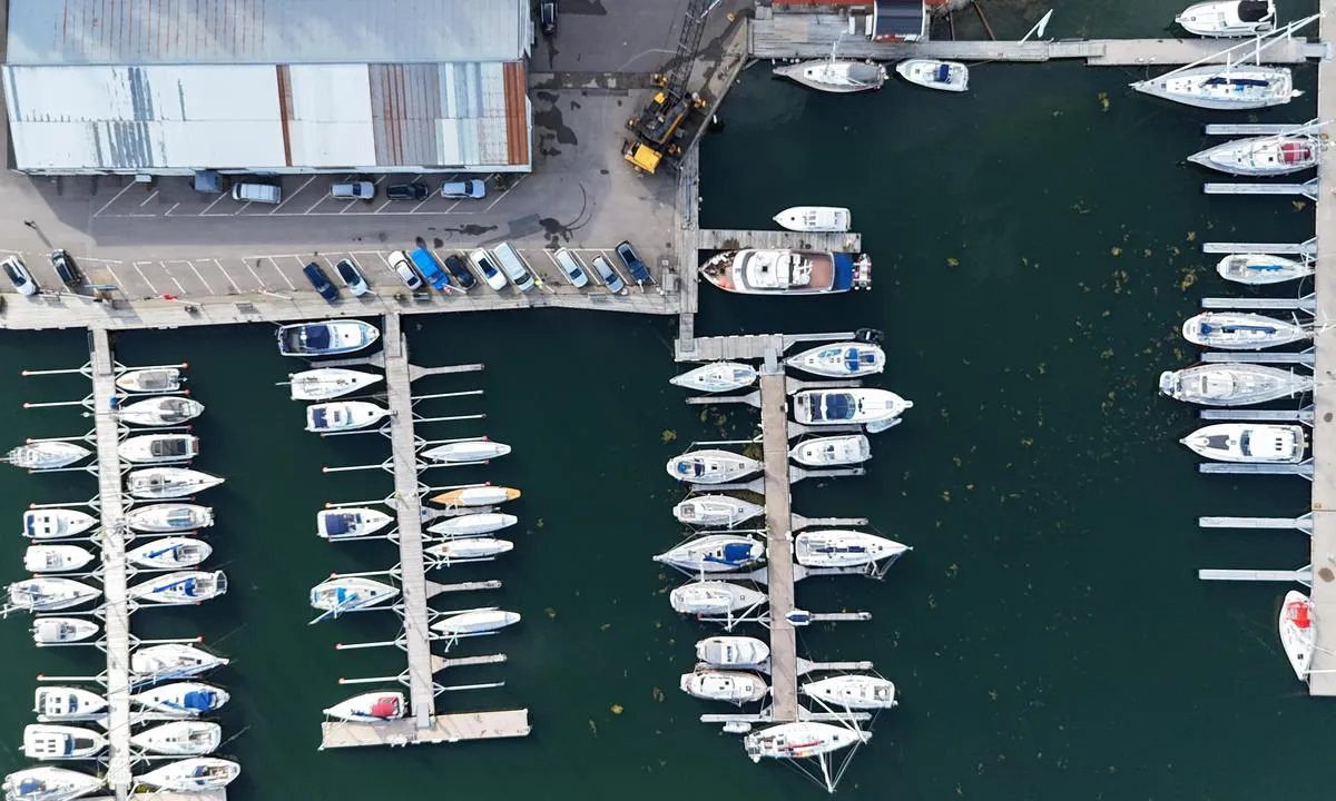 Almösunds Marina: {"base": "no", "no": "Bilde over Alm\u00f6sunds Marina. Bryggen lengst til h\u00f8yre er brygge A, og den til venstre for den er brygge B. De to er gjestebrygger, utsiden av A og ledige plasser p\u00e5 A og B.\r\nDen ekstremt hyggelige havneverten ga oss en fin og lun plass innenfor B.", "se": "Bild \u00f6ver Alm\u00f6sunds Marina. Bryggan l\u00e4ngst till h\u00f6ger \u00e4r brygga A, och den till v\u00e4nster om den \u00e4r brygga B. De tv\u00e5 \u00e4r g\u00e4stbryggor, utsidan av A och lediga platser p\u00e5 A och B. Den extremt trevlige hamnv\u00e4rden gav oss en fin och lugn plats innanf\u00f6r B.", "en": "Image of Alm\u00f6sunds Marina. The pier furthest to the right is pier A, and the one to the left of it is pier B. These two are guest piers, the outside of A and available spots on A and B. The extremely friendly harbourmaster gave us a nice and sheltered spot inside B.", "da": "Billede over Alm\u00f6sunds Marina. Bryggen l\u00e6ngst til h\u00f8jre er bro A, og den til venstre for den er bro B. De to er g\u00e6stebroer, ydersiden af A og ledige pladser p\u00e5 A og B.<br>Den ekstremt hyggelige havnefoged gav os en fin og lun plads indenfor B."}