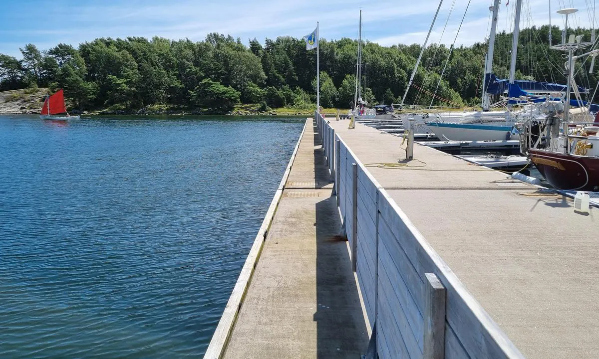 Almösunds Marina: {"base": "no", "no": "P\u00e5 utsiden av b\u00f8lgebryteren, brygge A, og ledige plasser p\u00e5 innsiden er gjesteplasser", "se": "P\u00e5 utsidan av v\u00e5gbrytaren, brygga A, och lediga platser p\u00e5 insidan \u00e4r g\u00e4stplatser", "en": "On the outside of the breakwater, pier A, and available spots on the inside are guest berths", "da": "P\u00e5 ydersiden af b\u00f8lgebryderen, bro A, og ledige pladser p\u00e5 indersiden er g\u00e6stepladser"}
