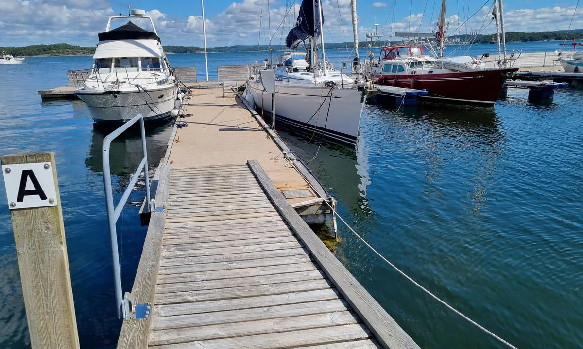 Almösunds Marina: {"base": "no", "no": "Brygge A er gjestebrygge", "se": "Brygga A \u00e4r g\u00e4stbryggan", "en": "Pier A is a guest pier", "da": "B\u00e5dplads A er g\u00e6stebro"}