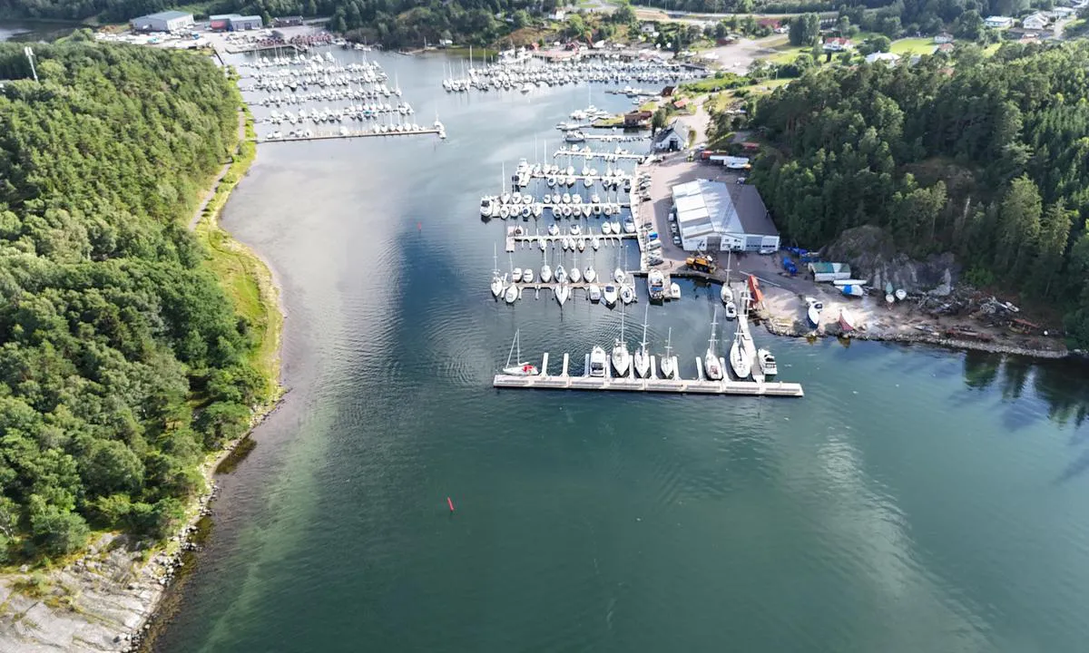 Almösunds Marina: {"base": "no", "no": "Alm\u00f6sunds Marina n\u00e6rmest kamera. Til venstre leger inn i sundet er Myggen\u00e4s B\u00e5tforening som ikke er en del av den samme gjestehavnen.", "se": "Alm\u00f6sunds Marina n\u00e4rmast kameran. Till v\u00e4nster l\u00e4ngre in i sundet \u00e4r Myggen\u00e4s B\u00e5tforening som inte \u00e4r en del av samma g\u00e4sthamn.", "en": "Alm\u00f6sunds Marina nearest the camera. To the left, as you enter the strait, is Myggen\u00e4s Boat Association which is not part of the same guest harbor.", "da": "Alm\u00f6sunds Marina n\u00e6rmest kameraet. Til venstre l\u00e6gger vi ind i sundet er Myggen\u00e4s B\u00e5deforening, som ikke er en del af den samme g\u00e6stehavn."}
