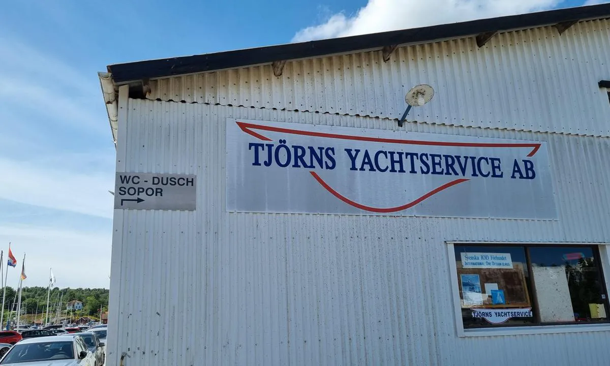 Almösunds Marina: {"base": "no", "no": "Gjestehavnen er ved Tj\u00f6rns Yachtservice og toalett og s\u00f8ppelcontainere er ved enden av dette bygget. Det er ogs\u00e5 container for glass", "se": "G\u00e4sthamnen \u00e4r vid Tj\u00f6rns Yachtservice och toalett och sopcontainrar finns vid slutet av denna byggnad. Det finns ocks\u00e5 en container f\u00f6r glas", "en": "The guest harbor is at Tj\u00f6rns Yachtservice and the toilets and trash containers are at the end of this building. There is also a container for glass.", "da": "G\u00e6stehavnen er ved Tj\u00f6rns Yachtservice, og toiletter og affaldscontainere er ved enden af denne bygning. Der er ogs\u00e5 en container til glas."}