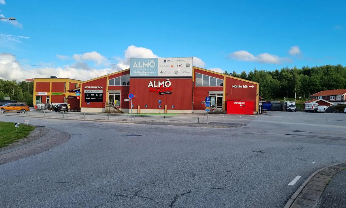 Almösunds Marina: {"base": "no", "no": "Ti minutters gange fra gjestehavna ligger en stor ICA. Der er det ogs\u00e5 apotek og et spisested.", "se": "Tio minuters promenad fr\u00e5n g\u00e4sthamnen ligger en stor ICA. D\u00e4r finns ocks\u00e5 apotek och ett matst\u00e4lle.", "en": "A ten-minute walk from the guest harbor, there is a large ICA. There is also a pharmacy and a dining place.", "da": "Ti minutters gang fra g\u00e6stehavnen ligger der en stor ICA. Der er der ogs\u00e5 apotek og et spisested."}