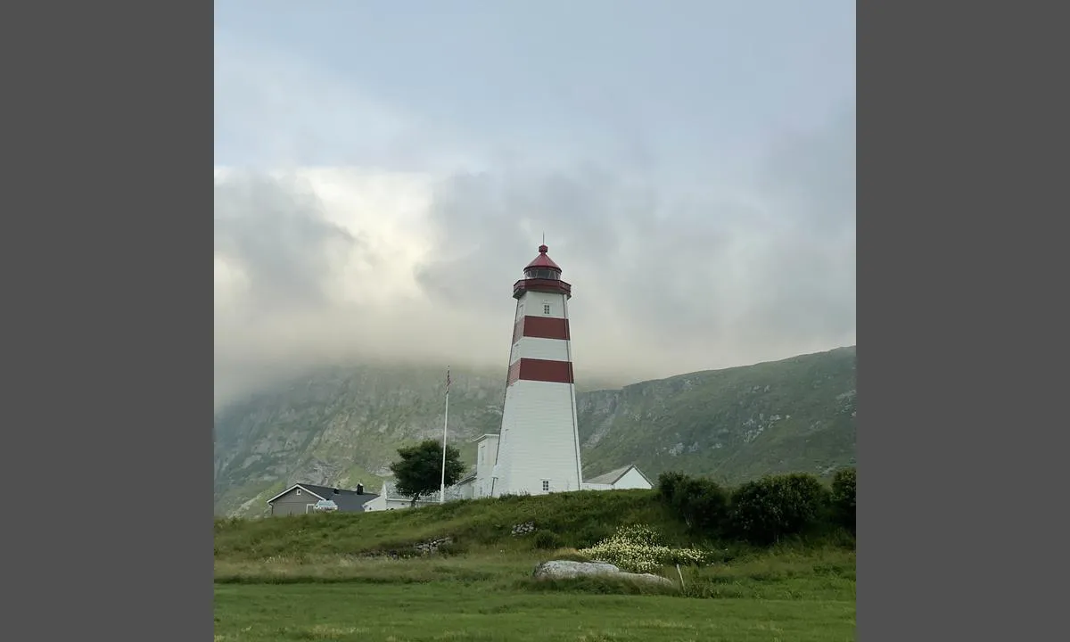 {"base": "no", "no": "Alnes fyr", "se": "Alnes fyr", "en": "Alnes Lighthouse", "da": "Alnes fyr"}