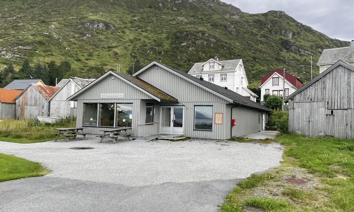 Alnes: {"base": "no", "no": "Servicebygget", "se": "Servicebyggnaden", "en": "The Service Building", "da": "Servicebygningen"}