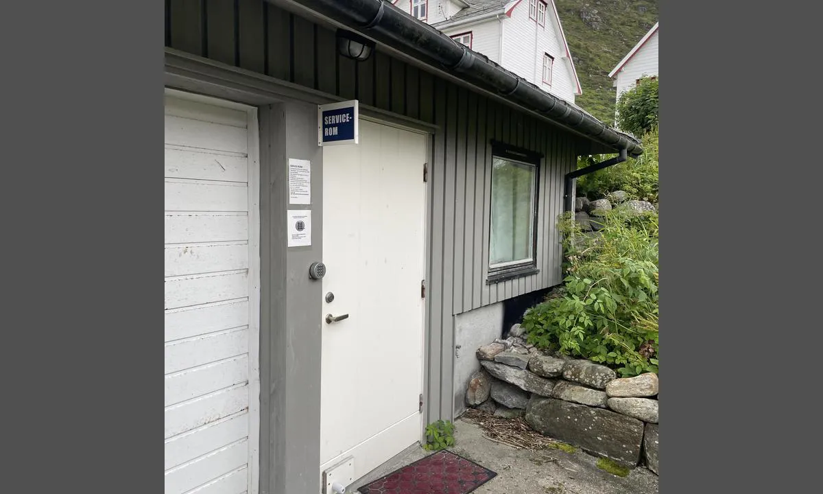 Alnes: {"base": "no", "no": "Servicebygger med dusj og toaletter", "se": "Servicebyggnader med dusch och toaletter", "en": "Service building with shower and toilets", "da": "Servicebygninger med brusebad og toiletter"}
