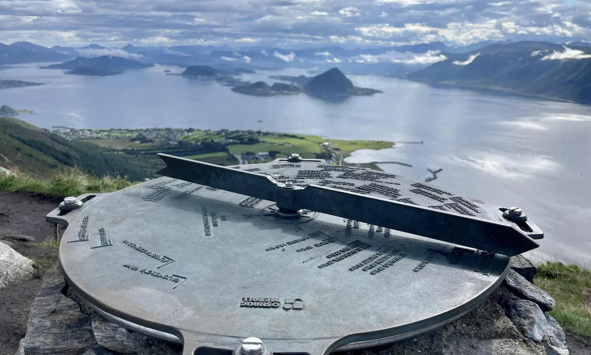 Alnes: {"base": "no", "no": "Utsikt fra Storhornet mot \u00c5lesund", "se": "Utsikt fr\u00e5n Storhornet mot \u00c5lesund", "en": "View from Storhornet towards \u00c5lesund", "da": "Udsigt fra Storhornet mod \u00c5lesund"}