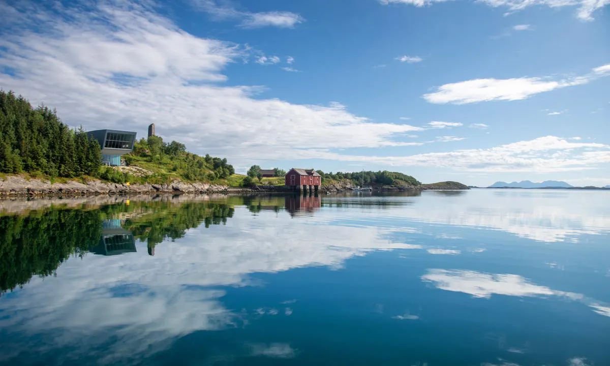 Alstadhaugvågen: Petter-Dass-museet. Liten flytebrygge til på-/avstigning fra gummibåt/jolle i midten av bildet.