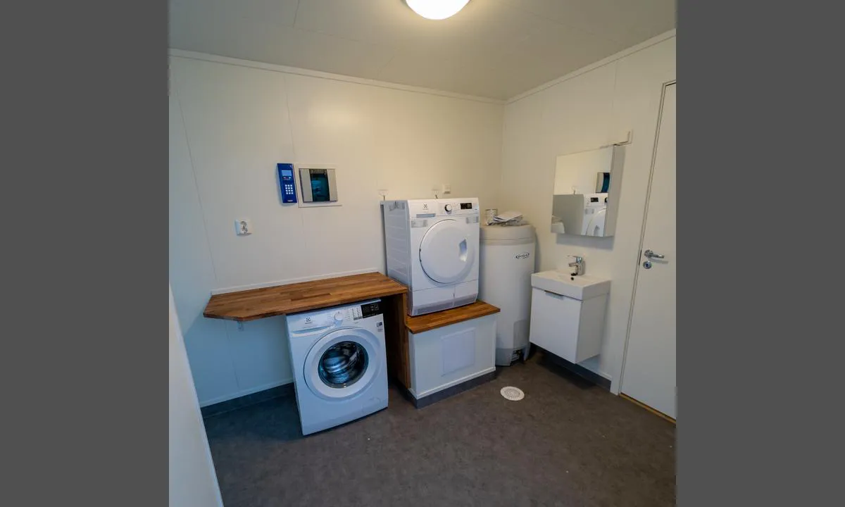 Alta: Servicerom med vaskemaskin og tørketrommel. I tillegg er det toalett og dusj.