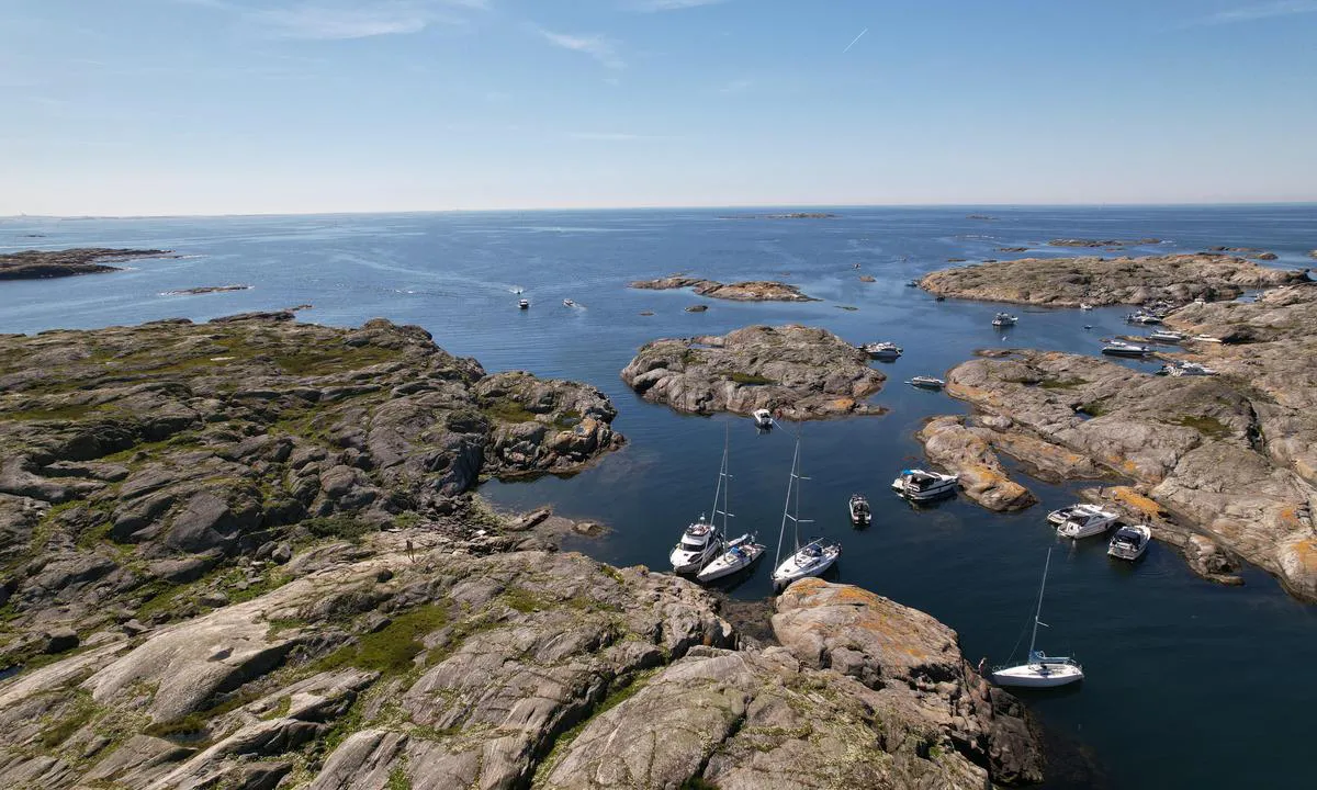 Altarholmen - Kyrkesund: {"base": "no", "no": "Fra Nordre bukt sett s\u00f8rover. Ti h\u00f8yre i bilde er \"hovedhavna\" som ligger beste beskyttet.", "se": "Fr\u00e5n Norra viken sett s\u00f6derut. Till h\u00f6ger i bilden \u00e4r \"huvudhamnen\" som ligger b\u00e4st skyddad.", "en": "From Nordre bukt facing south. To the right in the picture is the 'main harbour' which is the best protected.", "da": "Fra Nordre bugt set sydp\u00e5. Til h\u00f8jre i billedet er \"hovedhavnen,\" som ligger bedst beskyttet."}
