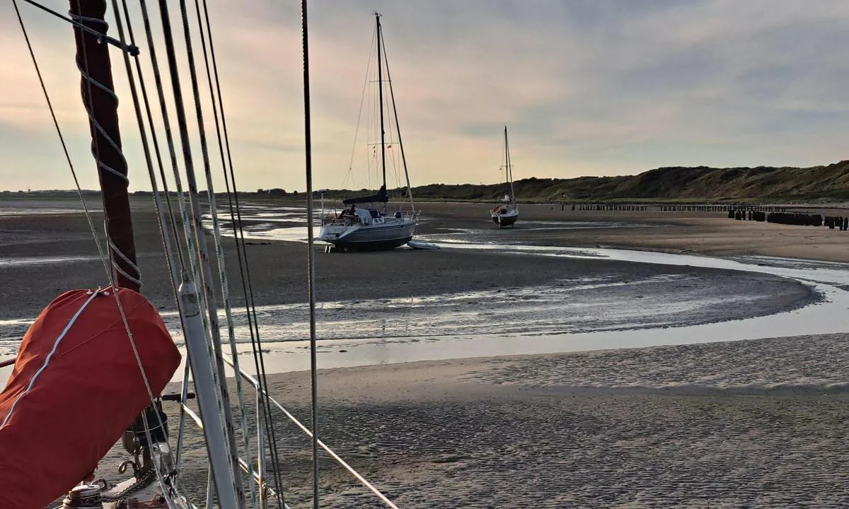 Alter Pier: {"base": "en", "no": "Et sted kun for flatbunnede b\u00e5ter.", "se": "En plats endast f\u00f6r flatbottnade b\u00e5tar.", "en": "A place for flat bottom boats only.", "da": "Et sted kun for fladbundede b\u00e5de.", "fr": "Un endroit r\u00e9serv\u00e9 aux bateaux \u00e0 fond plat uniquement.", "de": "Ein Platz nur f\u00fcr Plattbodenschiffe.", "es": "Un lugar solo para embarcaciones de fondo plano.", "it": "Un luogo riservato alle imbarcazioni a fondo piatto.", "pt": "Um lugar apenas para barcos de fundo chato.", "nl": "Een plaats uitsluitend voor platbodems.", "pl": "Miejsce tylko dla \u0142odzi p\u0142askodennych.", "uk": "\u041c\u0456\u0441\u0446\u0435 \u0442\u0456\u043b\u044c\u043a\u0438 \u0434\u043b\u044f \u0447\u043e\u0432\u043d\u0456\u0432 \u0437 \u043f\u043b\u043e\u0441\u043a\u0438\u043c \u0434\u043d\u043e\u043c.", "ro": "Un loc doar pentru b\u0103rci cu fund plat.", "tr": "Yaln\u0131zca d\u00fcz tabanl\u0131 tekneler i\u00e7in bir yer.", "el": "\u0388\u03bd\u03b1\u03c2 \u03c7\u03ce\u03c1\u03bf\u03c2 \u03b3\u03b9\u03b1 \u03c3\u03ba\u03ac\u03c6\u03b7 \u03bc\u03b5 \u03b5\u03c0\u03af\u03c0\u03b5\u03b4\u03bf \u03c0\u03c5\u03b8\u03bc\u03ad\u03bd\u03b1 \u03bc\u03cc\u03bd\u03bf.", "cs": "M\u00edsto pouze pro plachetn\u00edky s ploch\u00fdm dnem.", "hu": "Csak lapos fenek\u0171 haj\u00f3knak val\u00f3 hely.", "fi": "Paikka vain tasapohjaisille veneille.", "bg": "\u041c\u044f\u0441\u0442\u043e \u0441\u0430\u043c\u043e \u0437\u0430 \u043b\u043e\u0434\u043a\u0438 \u0441 \u043f\u043b\u043e\u0441\u043a\u043e \u0434\u044a\u043d\u043e.", "sr": "Mesto samo za brodove sa ravnim dnom.", "et": "Ainult lamedap\u00f5hjalistele paatidele m\u00f5eldud koht.", "lv": "Vieta tikai plakandibeniem ku\u0123iem.", "lt": "Vieta tik plok\u0161\u010diadugn\u0117ms valtims."}