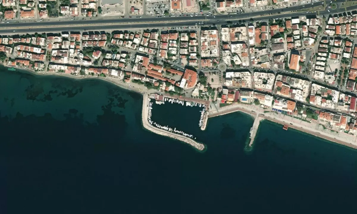 Flyfoto av Altınoluk Balıkçı. Barınağı
