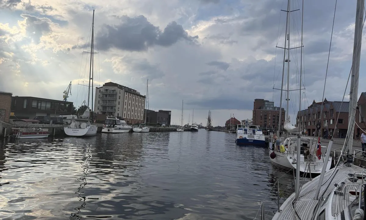 Altstadt Hagen Wismar: {"base": "no", "no": "Litt kreativ bruk av fort\u00f8yning kreves her", "se": "Lite kreativ anv\u00e4ndning av f\u00f6rt\u00f6jning kr\u00e4vs h\u00e4r", "en": "A little creative use of mooring is required here", "da": "Lidt kreativ brug af fort\u00f8jning kr\u00e6ves her", "fr": "Un peu d'utilisation cr\u00e9ative de l'amarrage est n\u00e9cessaire ici", "de": "Hier ist ein wenig kreative Verwendung von Festmachen erforderlich", "es": "Se requiere un uso algo creativo del amarre aqu\u00ed", "it": "\u00c8 necessario un uso creativo dell'ormeggio qui", "pt": "\u00c9 necess\u00e1rio um pouco de criatividade na amarra\u00e7\u00e3o aqui", "nl": "Hier is wat creatief gebruik van aanmeren vereist", "pl": "Wymagane jest tutaj kreatywne u\u017cycie cumowania", "uk": "\u0422\u0443\u0442 \u043d\u0435\u043e\u0431\u0445\u0456\u0434\u043d\u043e \u0442\u0440\u043e\u0445\u0438 \u043a\u0440\u0435\u0430\u0442\u0438\u0432\u043d\u043e \u0432\u0438\u043a\u043e\u0440\u0438\u0441\u0442\u043e\u0432\u0443\u0432\u0430\u0442\u0438 \u0448\u0432\u0430\u0440\u0442\u0443\u0432\u0430\u043d\u043d\u044f", "ro": "Este necesar\u0103 o utilizare creativ\u0103 a amarajului aici", "tr": "Burada biraz yarat\u0131c\u0131 ba\u011flama kullan\u0131m\u0131 gerekmektedir", "el": "\u0391\u03c0\u03b1\u03b9\u03c4\u03b5\u03af\u03c4\u03b1\u03b9 \u03bb\u03af\u03b3\u03b7 \u03b4\u03b7\u03bc\u03b9\u03bf\u03c5\u03c1\u03b3\u03b9\u03ba\u03ae \u03c7\u03c1\u03ae\u03c3\u03b7 \u03c4\u03bf\u03c5 \u03c0\u03c1\u03cc\u03c3\u03b4\u03b5\u03c3\u03b7\u03c2 \u03b5\u03b4\u03ce", "cs": "Vy\u017eaduje se zde trochu kreativn\u00ed p\u0159\u00edstup p\u0159i kotven\u00ed", "hu": "Itt egy kis kreat\u00edv kik\u00f6t\u00e9si technik\u00e1ra van sz\u00fcks\u00e9g", "fi": "Hieman luovaa kiinnityksen k\u00e4ytt\u00f6\u00e4 tarvitaan t\u00e4\u00e4ll\u00e4", "bg": "\u0422\u0443\u043a \u0441\u0435 \u0438\u0437\u0438\u0441\u043a\u0432\u0430 \u043c\u0430\u043b\u043a\u043e \u043a\u0440\u0435\u0430\u0442\u0438\u0432\u043d\u043e \u0438\u0437\u043f\u043e\u043b\u0437\u0432\u0430\u043d\u0435 \u043d\u0430 \u043a\u043e\u0442\u0432\u0435\u043d\u0430\u0442\u0430 \u0441\u0438\u0441\u0442\u0435\u043c\u0430", "sr": "Potrebna je malo kreativna upotreba vezivanja ovde", "et": "Natuke loovust n\u00f5udvat sildumist on siin vaja", "lv": "\u0160eit ir nepiecie\u0161ama neliela rado\u0161a pieeja, veicot pietauvo\u0161anos", "lt": "Reikalingas \u0161iek tiek k\u016brybi\u0161kas \u0161vartavimosi b\u016bdas"}