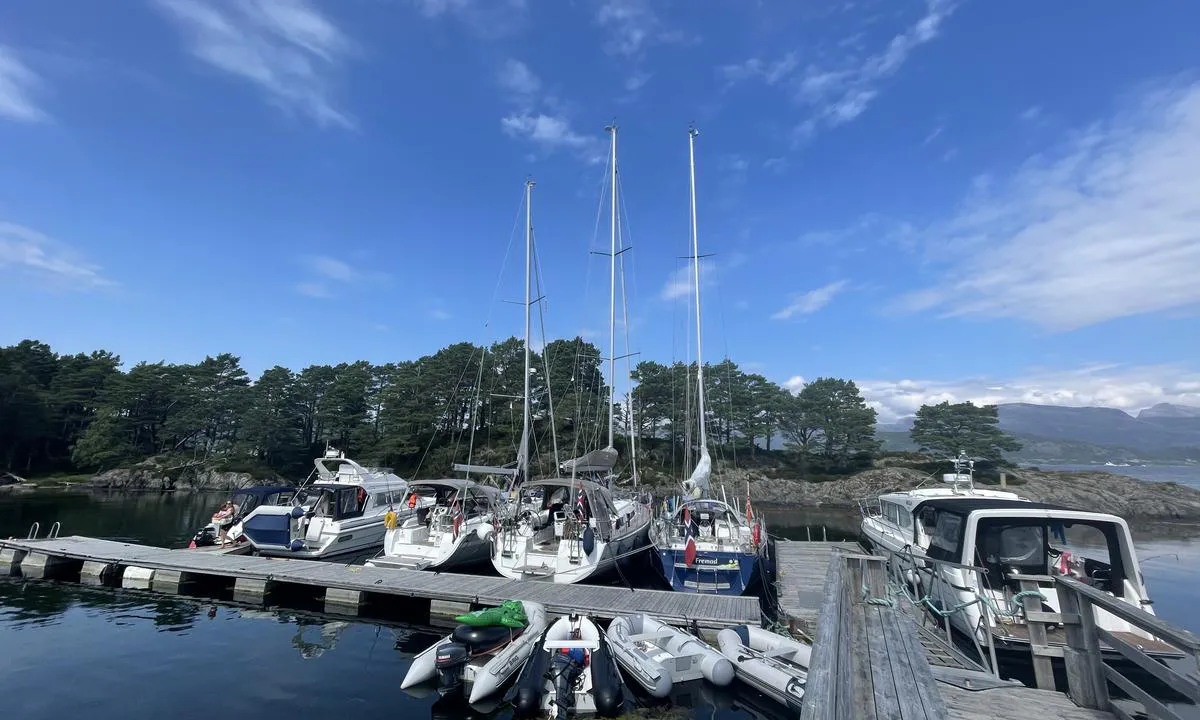 Ålvora: {"base": "no", "no": "Seilvenner p\u00e5 vestlandsferie", "se": "Segelv\u00e4nner p\u00e5 v\u00e4stkustsemester", "en": "Sailing friends on a western Norway vacation", "da": "Sejlervenner p\u00e5 vestlandsferie"}