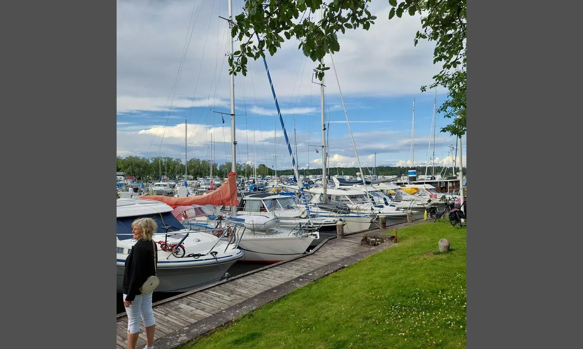 Åmål: {"base": "no", "no": "Gjestehavn langs hele den faste kajen mot land.", "se": "G\u00e4sthamn l\u00e4ngs hela den fasta kajen mot land.", "en": "Guest harbour along the entire fixed quay towards the land.", "da": "G\u00e6stehavn langs hele den faste kaj mod land."}