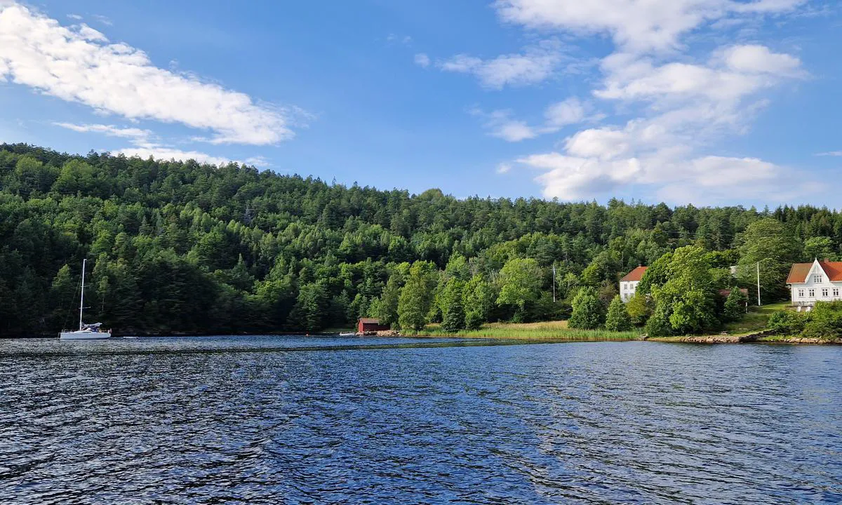 Åmlandskile: {"base": "no", "no": "God plass til flere p\u00e5 svai", "se": "Gott om plats f\u00f6r flera b\u00e5tar p\u00e5 svaj", "en": "Good space for several boats to anchor", "da": "God plads til flere p\u00e5 svaj"}