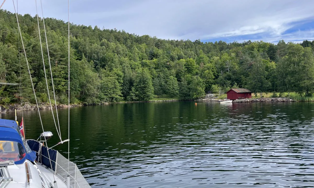Åmlandskile: {"base": "no", "no": "Ligger naturskj\u00f8nt og lunt for alle vinder. Dybde ca 10 M.", "se": "Ligger natursk\u00f6nt och skyddat f\u00f6r alla vindar. Djup ca 10 M.", "en": "Located in a scenic and sheltered spot for all winds. Depth approx 10 M.", "da": "Ligger natursk\u00f8nt og lunt for alle vinde. Dybde ca. 10 M."}