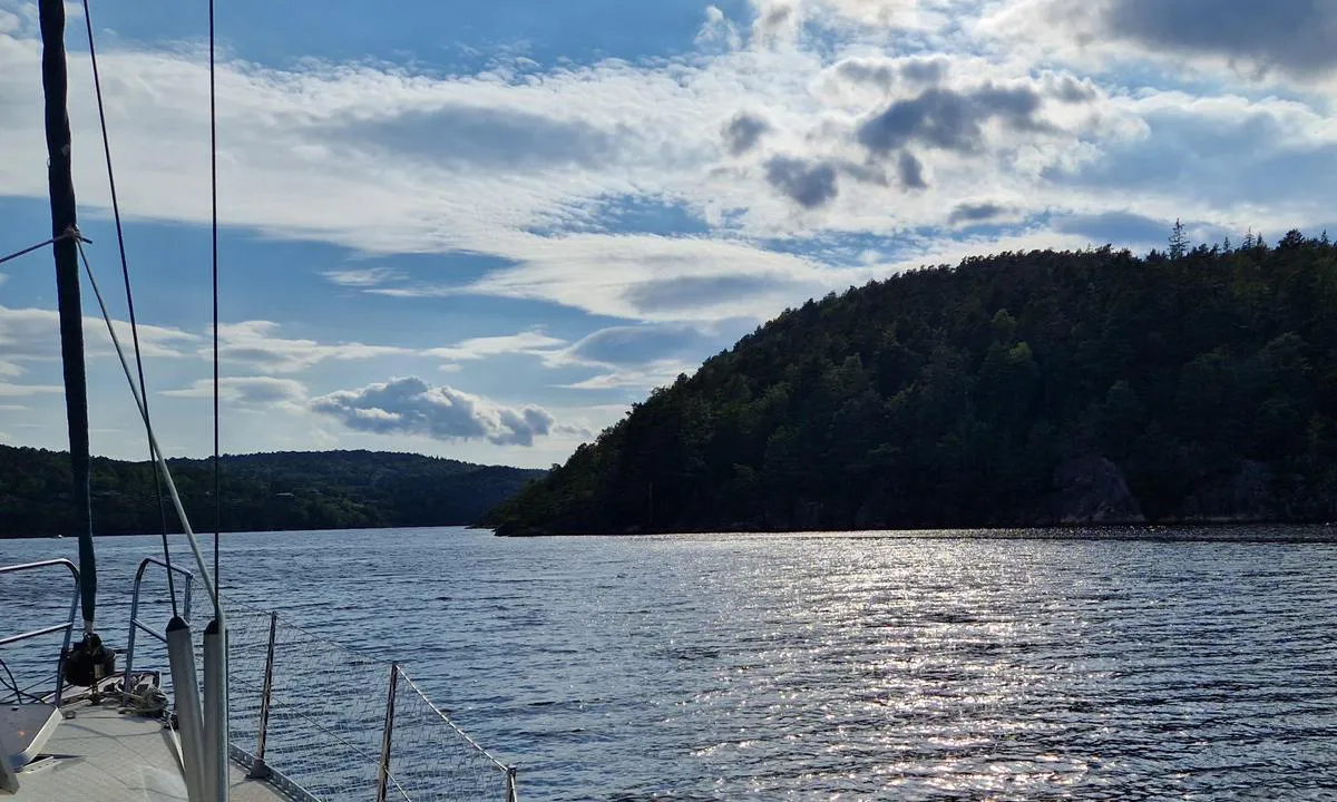 Åmlandskile: {"base": "no", "no": "Fin sikt ut i fjorden n\u00e5r du ligger p\u00e5 svai", "se": "Fin sikt ut i fjorden n\u00e4r du ligger p\u00e5 svaj", "en": "Good visibility out into the fjord when you are at anchor", "da": "God sigt ud i fjorden, n\u00e5r du ligger for anker"}