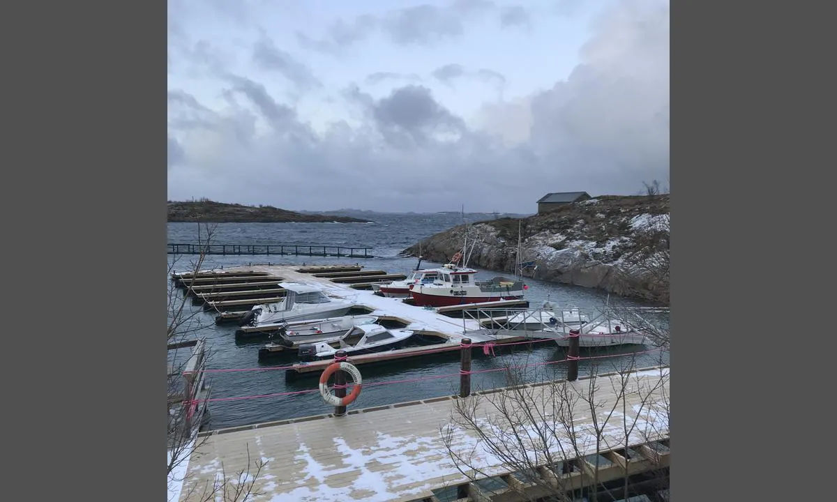 Åmøyhamn: {"base": "no", "no": "Skarsfjord Ishuslags flytekai med gjestekai i fronten.", "se": "Skarsfjord Isl\u00e4ggs flytbrygga med g\u00e4stbrygga i fronten.", "en": "Skarsfjord Ice House Association's floating dock with guest dock in the front.", "da": "Skarsfjord Islagets flydebro med g\u00e6stebro i fronten."}