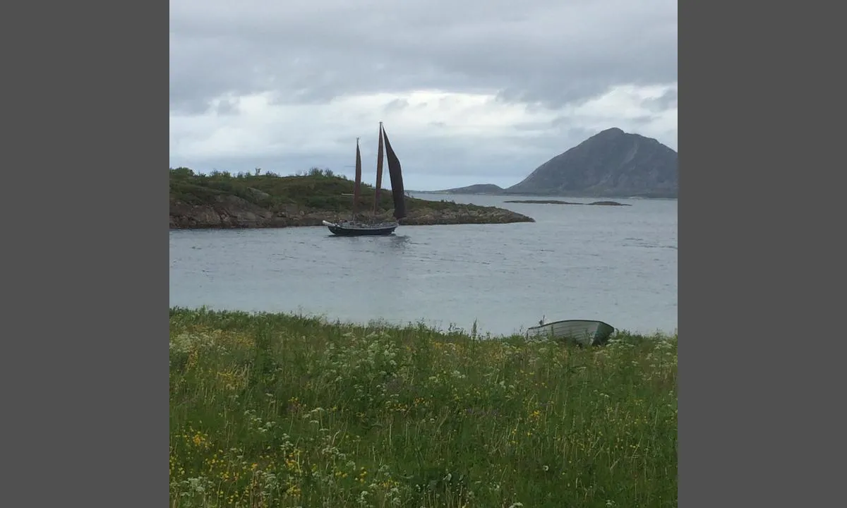 Åmøyhamn: {"base": "no", "no": "\u00c5m\u00f8yhamn med Bolga i bakgrunnen.", "se": "\u00c5m\u00f8yhamn med Bolga i bakgrunden.", "en": "\u00c5m\u00f8yhamn with Bolga in the background.", "da": "\u00c5m\u00f8yhamn med Bolga i baggrunden."}