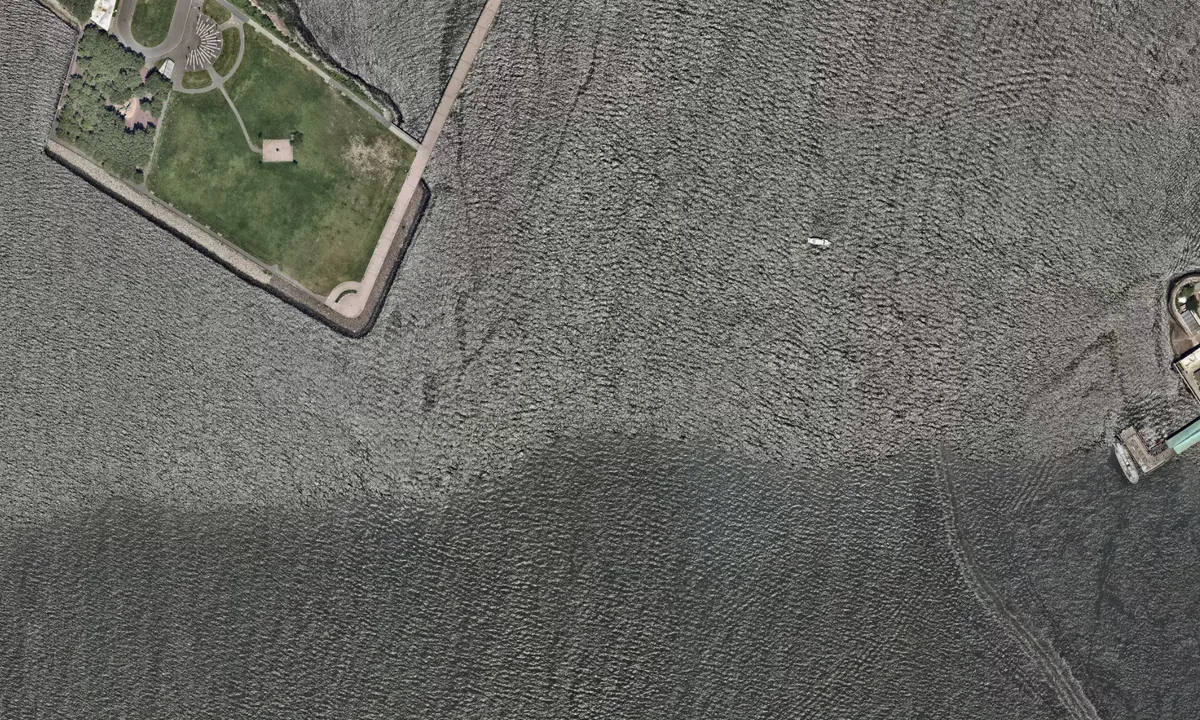 Flyfoto av Anchor behind Lady Liberty