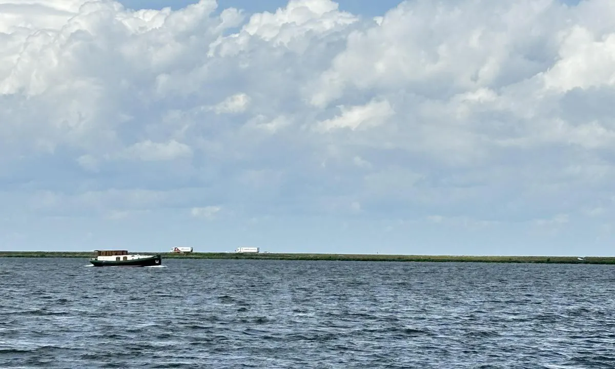 Anchoring Houtribhoek Lelystad: {"base": "en", "no": "Utsikten ut fra havnen", "se": "Utsikten ut fr\u00e5n sj\u00f6n", "en": "The view out of the se", "da": "Udsigten ud af havet"}
