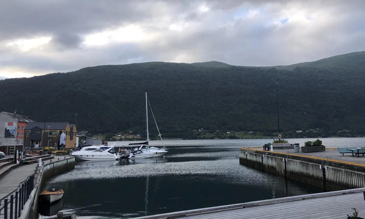 Åndalsnes Gjestehavn: {"base": "no", "no": "\u00d8vrig faste brygger for gjester.\r\nMerk at det er grunt lengst inn i bassenget og langs venstre kanten i bildet.", "se": "\u00d6vriga fasta bryggor f\u00f6r g\u00e4ster. M\u00e4rk att det \u00e4r grunt l\u00e4ngst in i bass\u00e4ngen och l\u00e4ngs v\u00e4nstra kanten i bilden.", "en": "Other fixed docks for guests. Note that it is shallow at the very end of the basin and along the left edge in the picture.", "da": "\u00d8vrige faste broer for g\u00e6ster. <br> Bem\u00e6rk, at det er lavvandet l\u00e6ngst inde i bassinet og langs venstre kanten p\u00e5 billedet."}