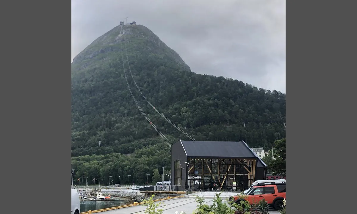 Åndalsnes Gjestehavn: Gondolbanen opp til Nesaksla ligger rett ved havna.