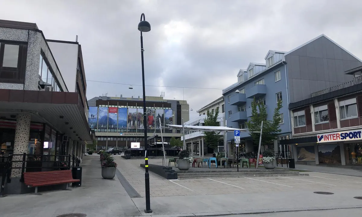 Åndalsnes Gjestehavn: Torget ligger rett opp fra brygga