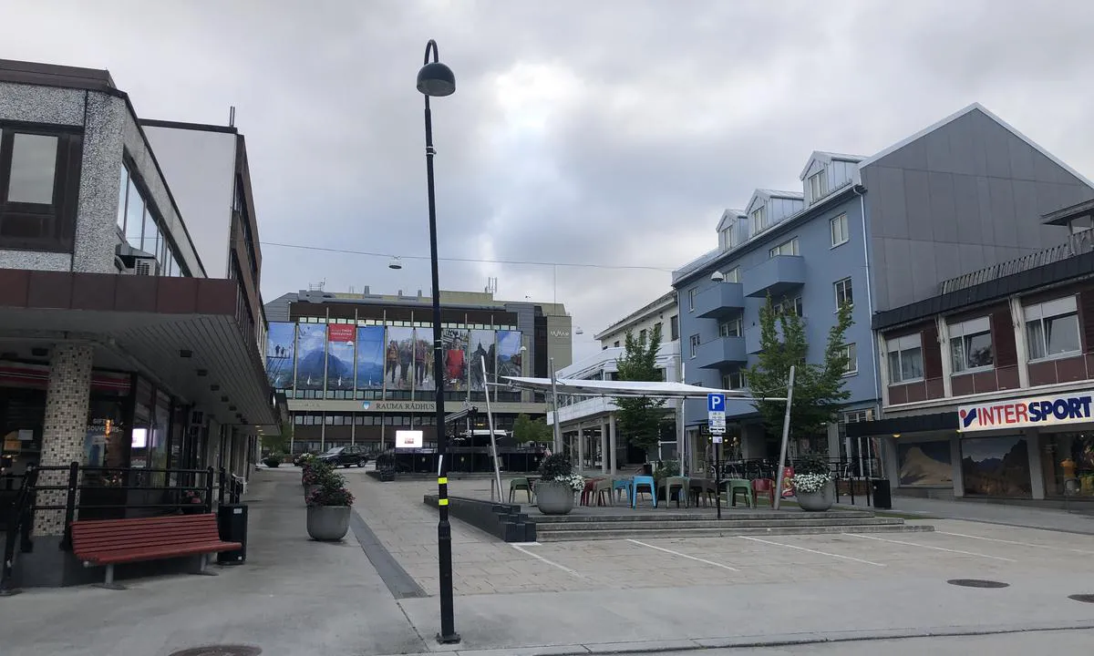 Åndalsnes Gjestehavn: {"base": "no", "no": "Torget ligger rett opp fra brygga", "se": "Torget ligger rakt ovanf\u00f6r bryggan", "en": "The market square is located directly up from the pier", "da": "Torvet ligger lige op fra bryggen"}