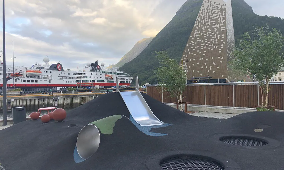 Åndalsnes Gjestehavn: {"base": "no", "no": "Lekepmuligheter p\u00e5 brygga", "se": "Lekomr\u00e5den vid bryggan", "en": "Play opportunities on the pier", "da": "Legepladsmuligheder p\u00e5 broen"}