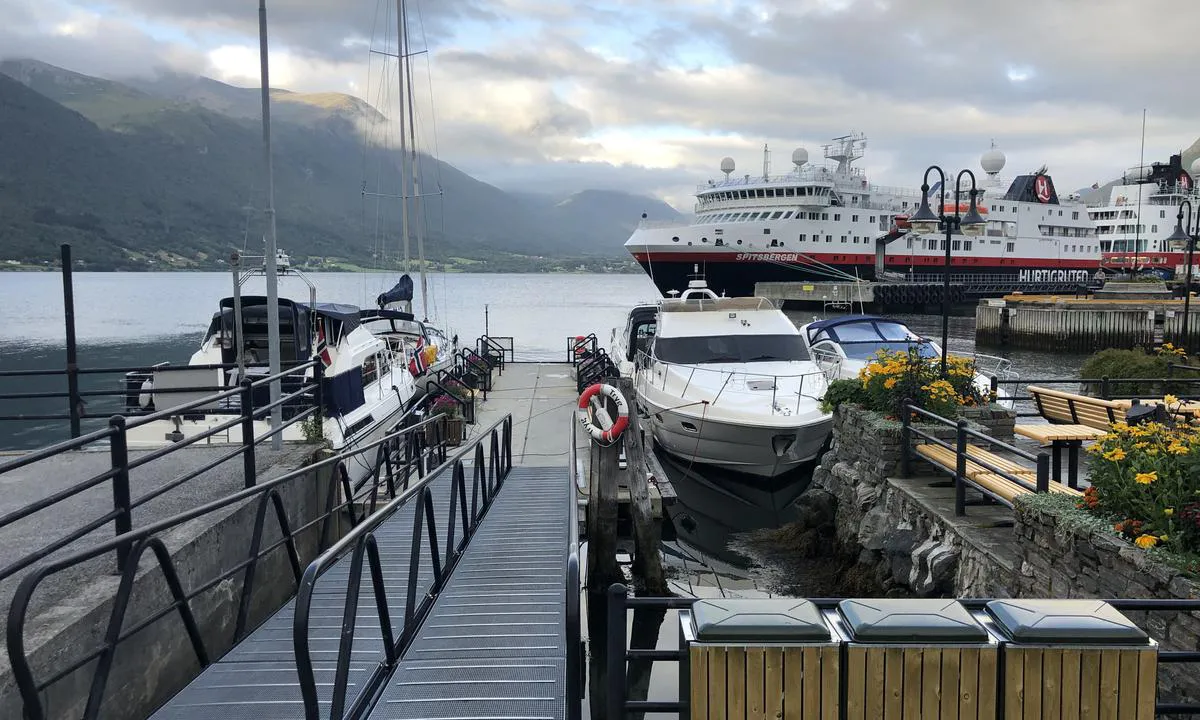 Åndalsnes Gjestehavn: {"base": "no", "no": "Flytebryggen med plass til ca. 4 st\u00f8rre b\u00e5ter", "se": "Flytbryggan med plats f\u00f6r ca. 4 st\u00f6rre b\u00e5tar", "en": "The floating dock with space for approximately 4 larger boats", "da": "Flydebroen med plads til ca. 4 st\u00f8rre b\u00e5de"}