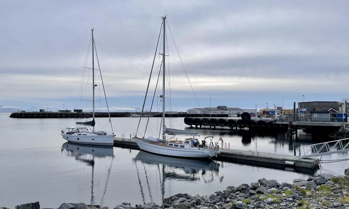 Andenes Østre Havn: {"base": "no", "no": "Den nordre delen av flytebrygga er uten bildekk som fendrer av den s\u00f8ndre siden. God dybde helt inn til landgangen. Kan bli litt svell i havna n\u00e5r st\u00f8rre b\u00e5ter passerer eller vinden trykker p\u00e5 fra \u00f8st.", "se": "Den norra delen av flytbryggan saknar bild\u00e4ck som fendrar av den s\u00f6dra sidan. Bra djup hela v\u00e4gen in till landg\u00e5ngen. Det kan bli lite svall i hamnen n\u00e4r st\u00f6rre b\u00e5tar passerar eller n\u00e4r vinden trycker fr\u00e5n \u00f6ster.", "en": "The northern part of the floating dock lacks the rubber fenders that are on the southern side. Good depth right up to the gangway. It can get a bit choppy in the harbor when larger boats pass by or when the wind presses from the east.", "da": "Den nordre del af flydebroen er uden bild\u00e6k som fender p\u00e5 den sydlige side. God dybde helt ind til landgangen. Kan blive lidt svell i havnen n\u00e5r st\u00f8rre b\u00e5de passerer eller vinden trykker p\u00e5 fra \u00f8st."}