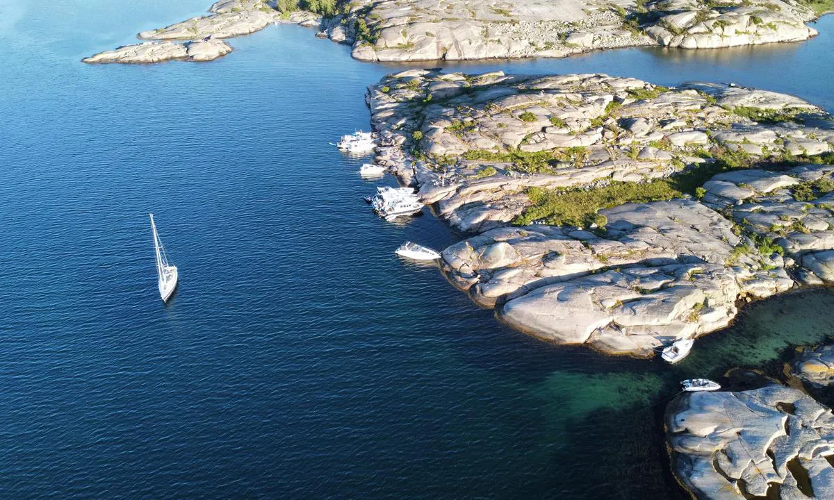 Motorboats moored towards land on the north side of Ängholmen